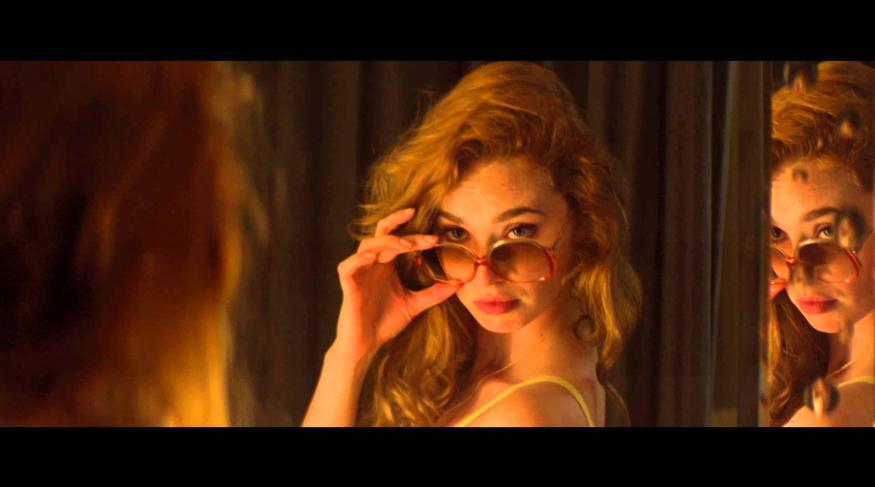 La dame dans l'auto avec des lunettes et un fusil (Мовою оригіналу)